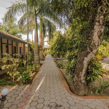 Eden Jungle Resort Sauraha Ngoại thất bức ảnh