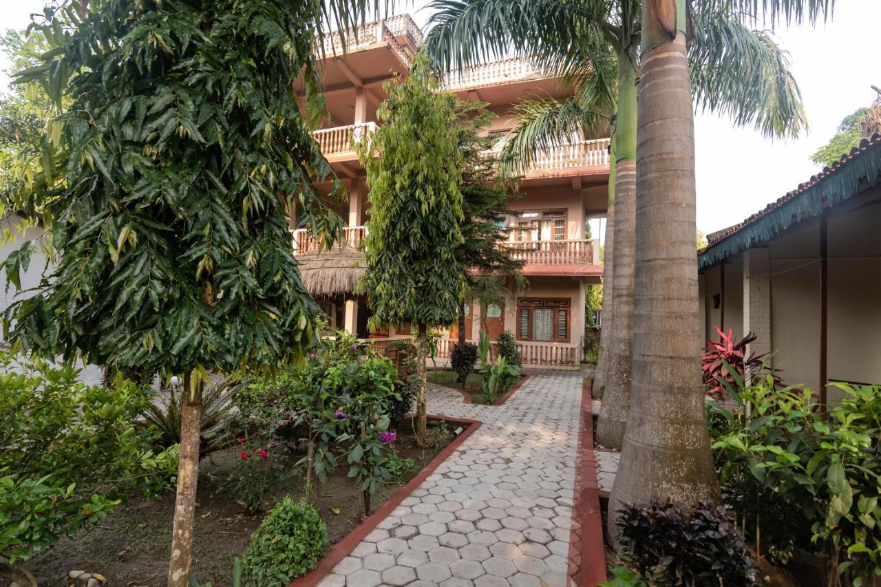 Eden Jungle Resort Sauraha Ngoại thất bức ảnh